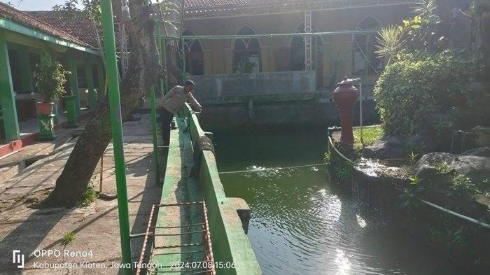 Petugas kepolisian saat melakukan olah TKP di SMAN 1 Cawas, Kecamatan Cawas, Kabupaten Klaten, Jawa Tengah, Senin (8/7/2024).