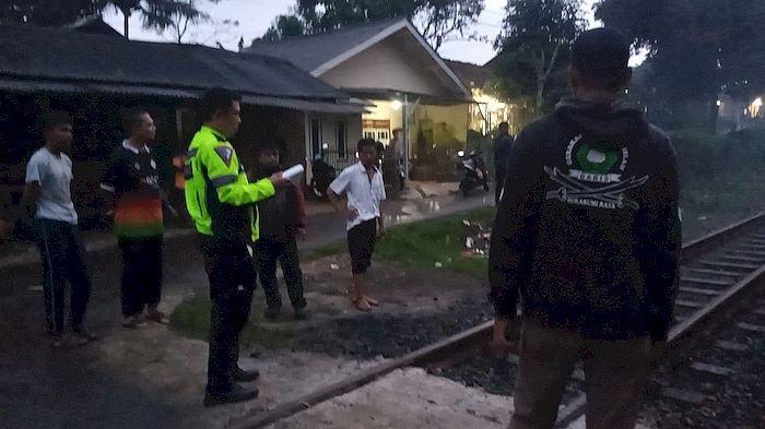 Polisi melakukan olah TKP pasangan Suami istri yang meninggal setelah tertabrak KA Siliwangi di Kampung Babakan Sirna, Desa Kebonpedes, Sukabumi, Jumat (3/5/2024).