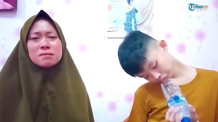 TKW asal Karawang, Siti Aisah (kiri) bersama anak majikannya yang ia bawa dari Taiwan, Sha Wang (kanan) dalam wawancara bersama Tribun Jabar pada Sabtu (3/6/2023).
