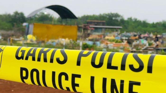 Garis polisi dipasang di TPU Desa Kertawinangun, Kecamatan Kandanghaur, Kabupaten Indramayu, saat makam ibu dan