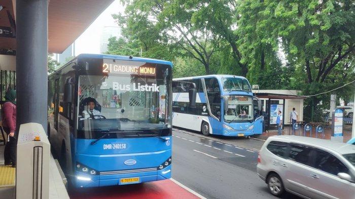 Ilustrasi bus TransJakarta koridor 2 di Halte Balaikota, Senin (23/12/2024).