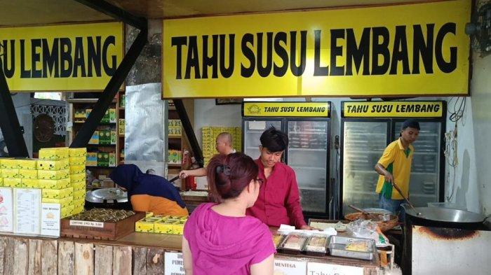 Salah satu tenant oleh-oleh di Rest Area KM 88B Tol Cipularang, yakni Tahu Susu Lembang, Rabu (27/12/2023).