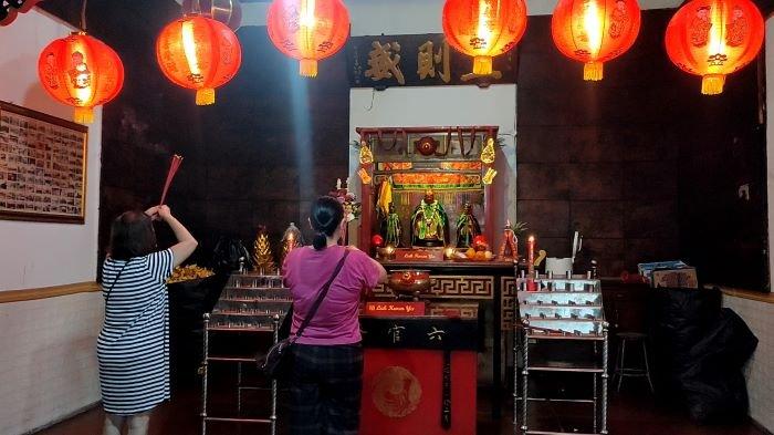 Umat Konghucu saat melaksanakan sembahyang Tahun Baru Imlek 2574 di Wihara Dewi Welas Asih, Jalan Kantor, Kota Cirebon, Sabtu (21/1/2023) malam.