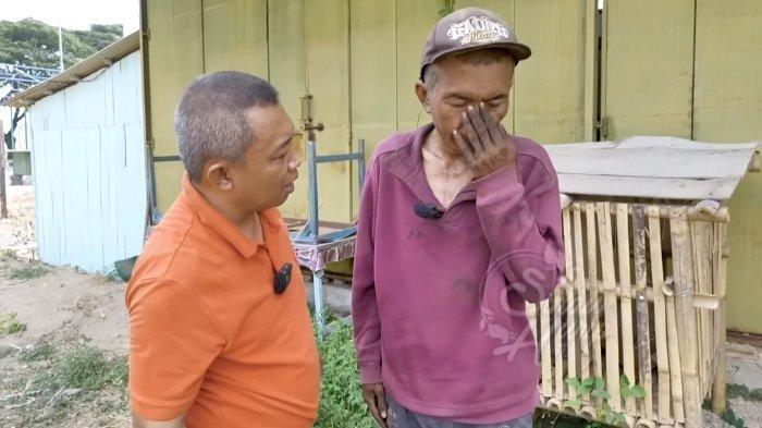Tak disangka ODGJ bernama Enuh Nugraha (kanan) ini ternyata orang pintar, lulusan ITB.