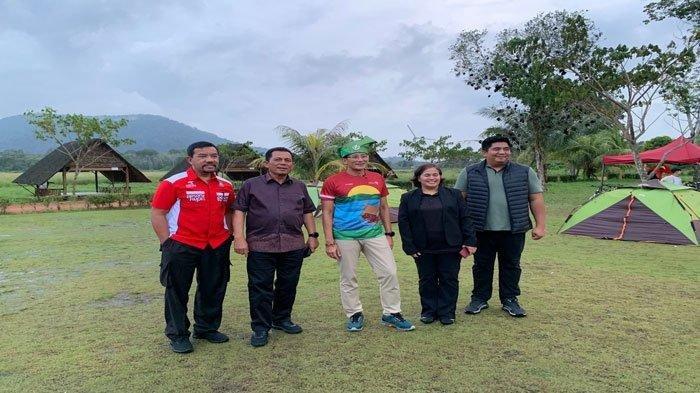 Gubernur Kepri Ansar Ahmad, Kepala Dinas Pariwisata Kepri Guntur Sakti (paling kiri), Menteri Pariwisata dan Ekonomi Kreatif RI Sandiaga Uno, Bupati Bintan Roby Kurniawan saat berada di kawasan wisata Taman Pemancingan Poyotomo Bintan, Kepri.