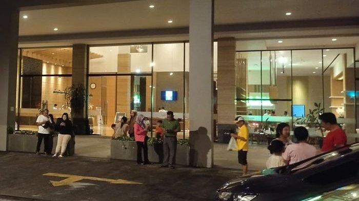 Tamu hotel di Kota Tasikmalaya memilih keluar saat merasakan goyangan gempa bumi yang berpusat di Bantul, Yogyakarta, Jumat (30/6/2023) malam.