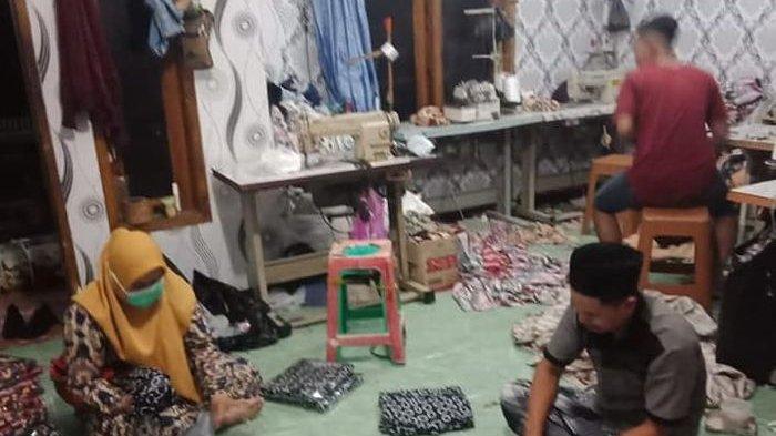 Pekerja sedang menyelesaikan pesanan di rumah produksi gamis perempuan Tanatin.