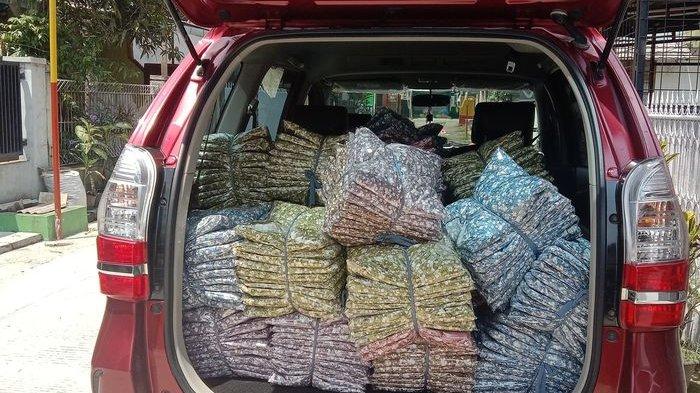 Produsen gamis perempuan Tanatin siap mengantar pesanan menggunakan mobil.