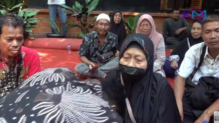 Saksi kasus pembunuhan Vina dan Eki di Cirebon, Teguh mencium tangan ibunda Eko Ramdhani, salah satu terpidana yang dipenjara.