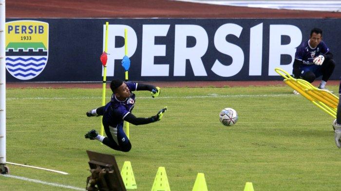 Kiper Persib Bandung Teja Paku Alam saat mengikuti latihan tanggal 20 September 2022. Ia dinyatakan sudah pulih dan siap kembali merumput.