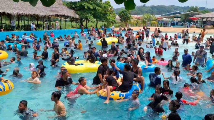 Tempat wahana air di Cikao Park Purwakarta saat dipadati pengungjung pada momen libur tahun baru, Minggu (31/12/2023).