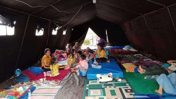 Suasana di tenda darurat korban terdampak gempa di Kampung Babakan Hurip, Kelurahan Kota Kaler, Kecamatan Sumedang Utara, Kabupaten Sumedang, Rabu (3/1/2024).