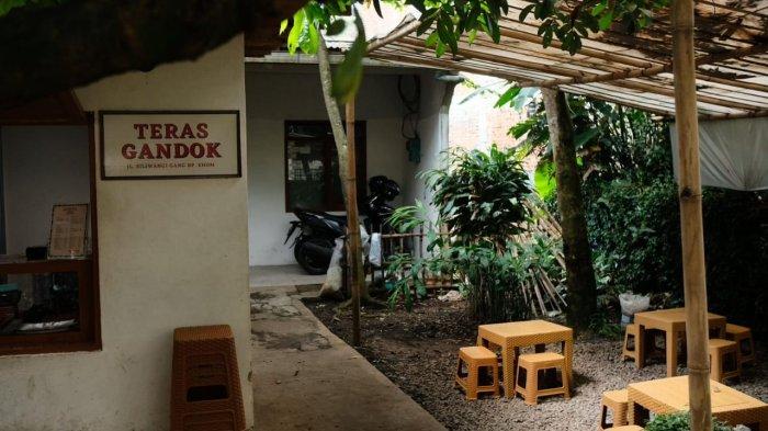 Teras Gandok berada di Gang Bapak Ehom, Jalan Siliwangi, Cidadap, Kota Bandung ini bernuansa asri di tengah hiruk pikuk kota. 