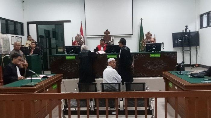 Terdakwa Yosep Hidayah saat menghadiri sidang pembacaan tuntutan jaksa dalam kasus Subang, pembunuhan ibu dan Anak di Jalancagak, di Pengadilan Negeri Subang hari ini Kamis (4/7/2024),