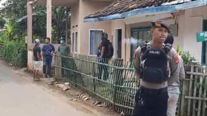 TERDUGA TERORIS - Sejumlah petugas mengawasi rumah terduga teroris yang digeledah Tim Densus 88 Antiteror di Kampung Cicubung, Desa Cipacing, Kecamatan Pagerageung, Kabupaten Tasikmalaya, pada Rabu (5/2/2025) pagi. Dalam penggeledahan ini, Densus 88 mengamankan seorang pria terduga teroris beserta beberapa barang dari dalam rumah. 





Foto:Jaenal Abidin/TribunPriangan.com,