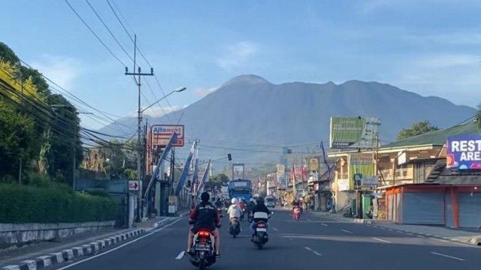 AKTIVITAS GUNUNG GEDE - Penampakan Gunung Gede Pangrango terpantau dari Jalan Raya Puncak Bogor, Senin (24/6/2025). Terjadi peningkatan aktivitas gempa vulkanik di Gunung Gede Pangrango