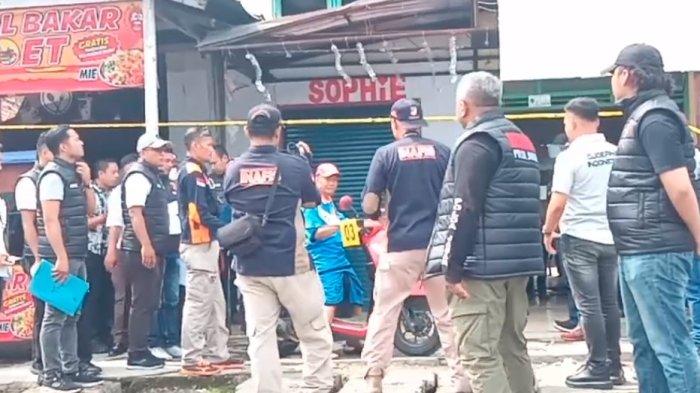 Tersangka kasus Subang, Yosep Hidayah memperagakan adegan di warnet saat rekonstruksi yang berlangsung Rabu (22/11/2023).