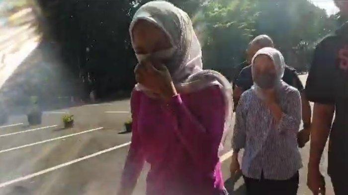 Tersangka penipuan penjualan iPhone Si Kembar Rihana-Rihani tiba di Polda Metro Jaya setelah ditangkap di sebuah apartemen di kawasan Gading Serpong, Tangerang, Selasa (4/7/2023). Polisi menyebut total kerugian akibat aksi penipuan penjualan iPhone yang dilakukan Si Kembar Rihana dan Rihani mencapai Rp 35 miliar.