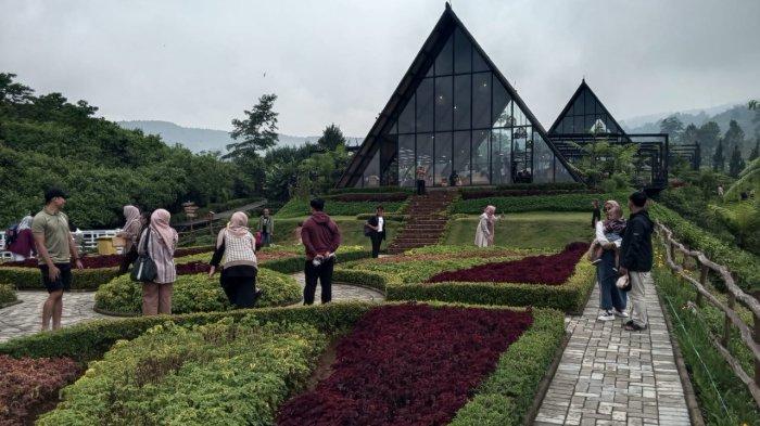 Suasana wisatawan yang berkunjung ke The Ranch Ciater, berswafoto di taman bunga dan bangunan resto segitiga, Selasa (26/12/2023).