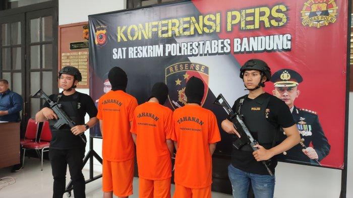 Tiga anggota geng motor tertunduk, setelah diringkus polisi.