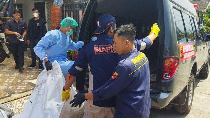 Tim Inafis mengevakuasi korban pembunuhan yang mayatnya dikubur di rumah di Kompleks Bumi Citra Indah 2, RT 06/13, Desa Pataruman, Kecamatan Cihampelas, Kabupaten Bandung Barat (KBB), Selasa (16/4/2024).