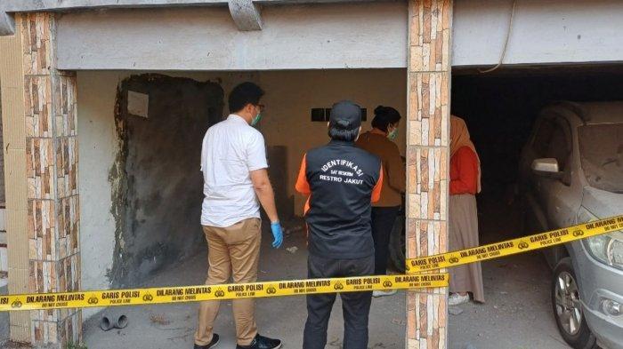 Tim Indonesia Automatic Fingerprint Identification System (Inafis) Polres Metro Jakarta Utara kembali mendatangi rumah penemuan jasad Hamka (50) bersama anak bungsunya, AQ (10 bulan), pada Selasa (31/10/2023) sore. (KOMPAS.com/BAHARUDIN AL FARISI)