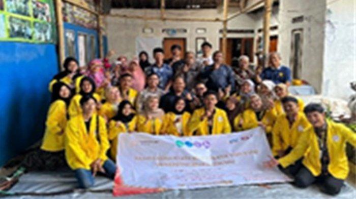 Tim Kelompok 9 terdiri dari 19 orang mahasiswa terlibat dalam kegiatan workshop dan demonstrasi