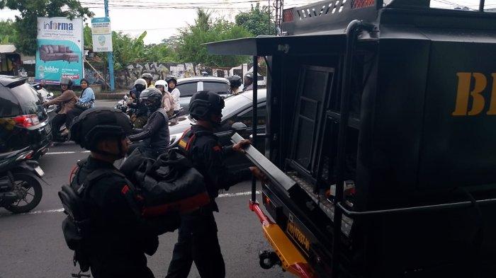 Tim Penjinak Bom Satbrimob Polda Jabar mengevakuasi granat nanas dari kediaman warga Kampung Padayungan, Tuguraja, Cihideung, Kota Tasikmalaya, Kamis (26/12/2024).