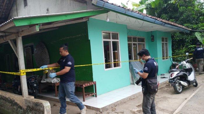 Tim Puslabfor Bareskrim Polri melakukan olah TKP kasus pesta miras oplosan di Subang, Selasa (31/10/2023).