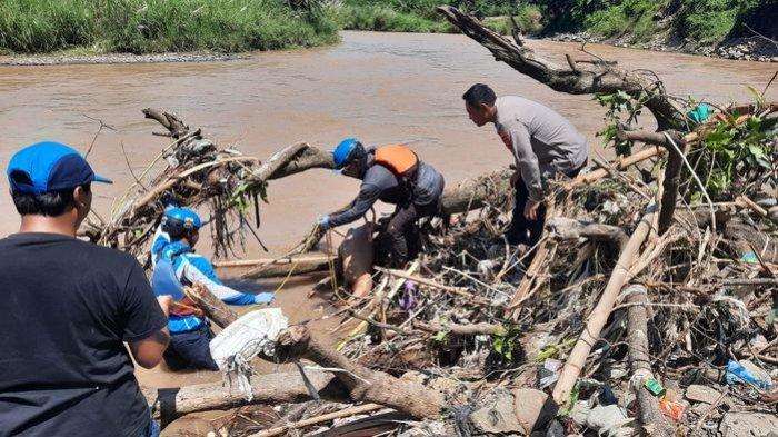 EVAKUASI MAYAT - Tim SAR Gabungan mengevakuasi mayat yang hanyut di Sungai Domas, Kecamatan Paseh, Kabupaten Sumedang, Senin (14/4/2025) siang.