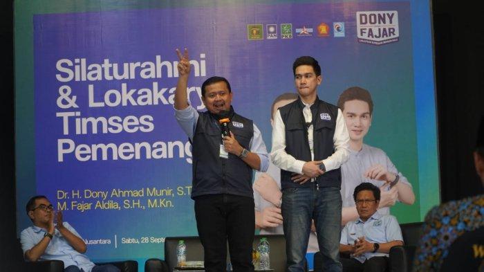 Tim dan relawan Dony-Fajar yang berjumlah ratusan orang berkumpul di Gedung Nusantara, Kecamatan Sumedang Selata, Kabupaten Sumedang, pada Sabtu (28/9/2024). 
