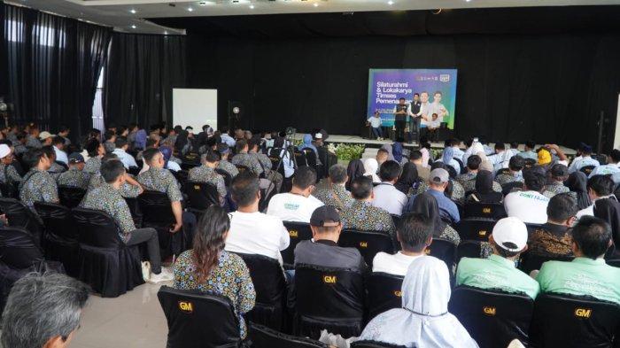 Tim dan relawan Dony-Fajar yang berjumlah ratusan orang berkumpul di Gedung Nusantara, Kecamatan Sumedang Selatan, Kabupaten Sumedang, pada Sabtu (28/9/2024). 

