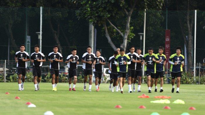 Timnas Indonesia berlatih di  lapangan A Senayan, Jakarta, Sabtu (31/8). Latihan ini sebagai persiapan mengikuti ronde ketiga Kualifikasi Piala Dunia 2026 zona Asia melawan Arab Saudi (5/9) dan Australia (10/9) mendatang .