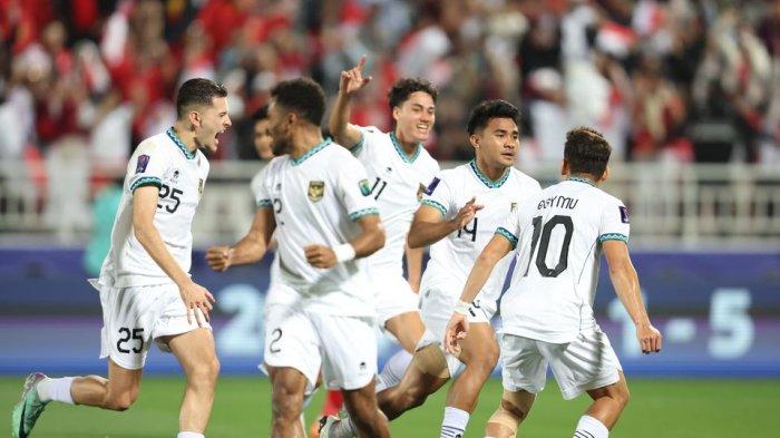 Pemain Timnas Indonesia merayakan gol yang dicetak Kapten Asnawi Mangkualam yang sukses mengeksekusi penalti pada menit ke-42 dalam  babak penyisihan grup D Piala Asia 2023 antara Timnas Indonesia vs Timnas Vietnam, di Stadion Abdullah bin Khalifa, Jumat (19/1/2024). Timnas Indonesia menang 1-0.