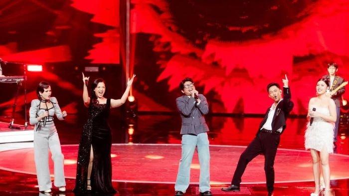DUET MENYANYI - Top 4 Indonesian Idol 2025 saat berkolaborasi dengan band Juicy Luicy di babak Spektakuler Show 11, Senin (28/4/2025). Berikut daftar peserta yang lolos ke babak Top 3.