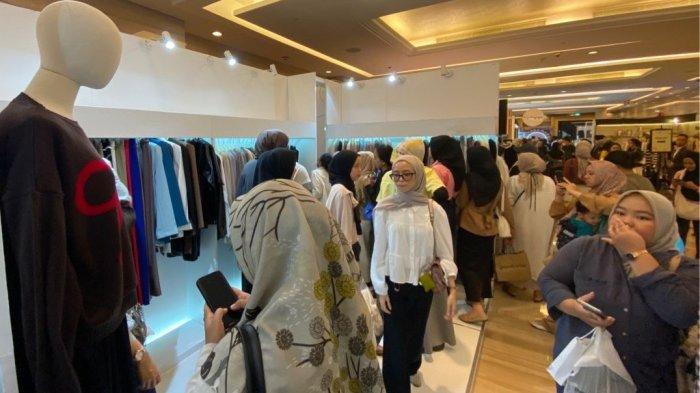 Suasana pengunjung melihat-lihat baju di Trademark Market yang diadakan di Trans Convention Center  Jalan Gatot Subroto Kota Bandung pada 28-31 Maret 2024.