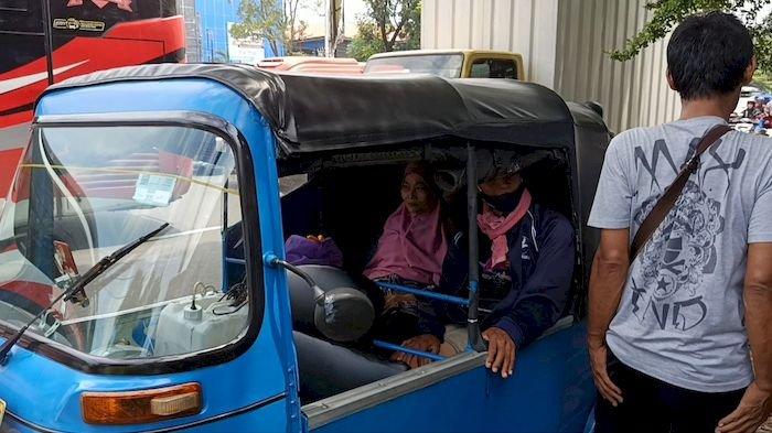 Tradisi mudik selalu menghadirkan kisah unik setiap tahunnya. Salah satunya yang dilakukan oleh Tirto, pemudik asal Tebet, Jakarta, yang memilih menggunakan bajaj untuk pulang ke kampung halamannya di Tegal, Kamis (27/3/2025).