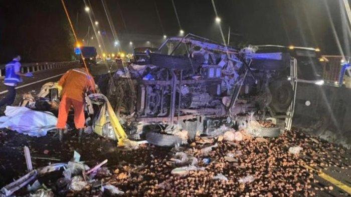 KECELAKAAN MAUT - Truk pengangkut gula merah mengalami kecelakaan di Tol Cipularang KM 93, KM 93, tepatnya di Kecamatan Sukatani, Kabupaten Purwakarta, Jawa Barat pada Selasa (8/4/2025) dini hari. Satu orang meninggal pada kecelakaan ini.