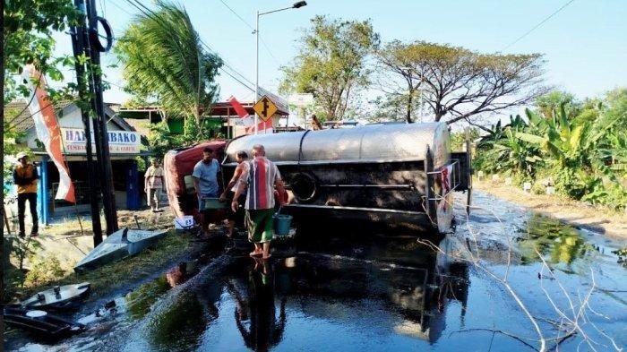 Truk tangki muatan minyak goreng terguling di Jalan raya Canggu, Kecamatan Jetis, Kabupaten Mojokerto, Jawa Timur, Senin (12/8/2024).