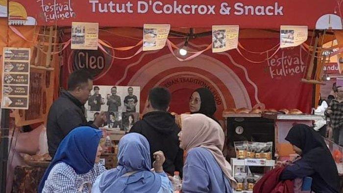 Tutut Dcokcrox, hasil produksi usaha micro kecil dan menengah (UMKM), milik Devi Katantri, kerap mengikuti event bazar. Maju berkat dukungan KUR BRI.