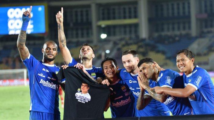 Gelandang PERSIB, Tyronne Del Pino mendedikasikan gol yang dicetaknya ke gawang Persis Solo untuk mendiang dr. Rafi Ghani pada pertandingan pekan ke-17 Liga 1 2024/2025 di Stadion Manahan Surakarta, Minggu, 29 Desember 2024.