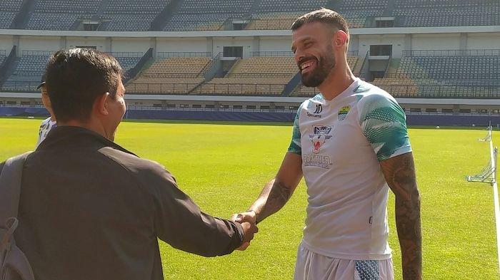 Tyronne del Pino ikuti sesi latihan Persib di Stadion GBLA Kota Bandung, Selasa (17/10). TRIBUNJABAR.ID / Cipta Permana