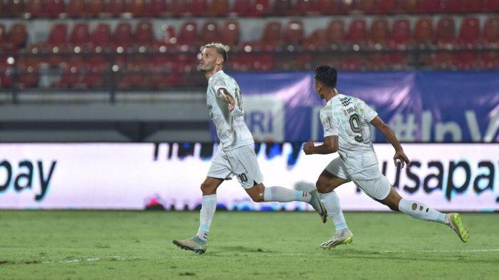 Tyronne del Pino berhasil cetak gol kedua saat Persib Bandung melawan Dewa United.  Tyronne del Pino berhasil mencetak gol pada menit ke-47 memanfaatkan umpan Ciro Alves.  Laga Persib Bandung lawan Dewa United berlangsung di Stadion Kapten I Wayan Dipta, Gianyar Bali, Senin (19/8/2024) malam ini.