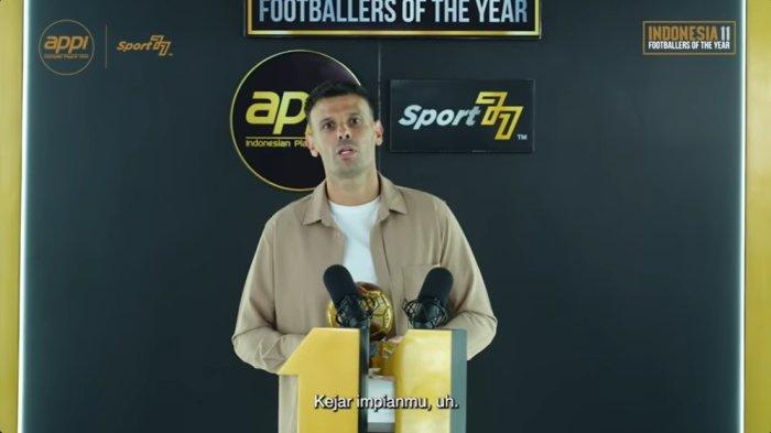 MENERIMA PENGHARGAAN - Gelandang Persib Bandung Tyronne del Pino memberikan pidato setelah menerima penghargaan sebagai Best Footballer dalam ajang Indonesia 11 Footballers of the Year (FOTY) 2024/2025 yang diselenggarakan oleh Asosiasi Pesepakbola Profesional Indonesia (APPI), Rabu (30/5/2025).