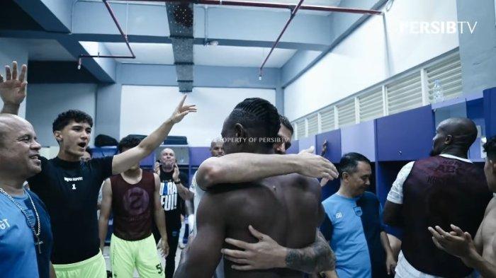 BERI PELUKAN - Tyronne del Pino memeluk Victor Igbonefo setelah melakoni laga melawan Persita Tangerang di Stadion Indomilk Arena, Jumat (16/5/2025). Laga itu merupakan momen-momen terakhir Victor Igbonefo di Persib Bandung.