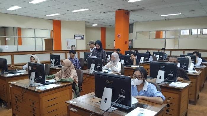 Suasana ujian tulis berbasis komputer atau UTBK gelombang I pada seleksi nasional berdasarkan tes atau SNBT dengan lokasi pusat UTBK UPI.