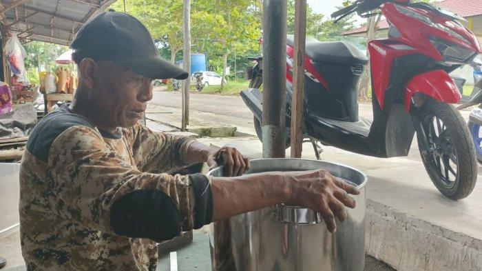 Ujang Nuryadien asal Tasikmalaya jadi tukang servis panci dan peralatan dapur di Pasar Kahayan, Palangka Raya, Kalimantan Tengah, Selasa (10/12/2024).