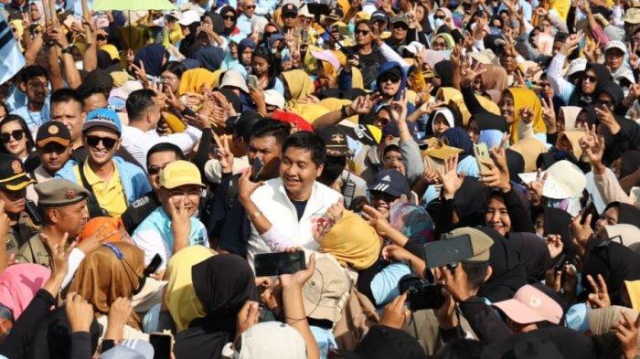 Sejumlah warga Sumedang kompak menari umbul-umbul meriahkan kampanye Prabowo-Gibran di Sumedang, Minggu (4/2/2024).