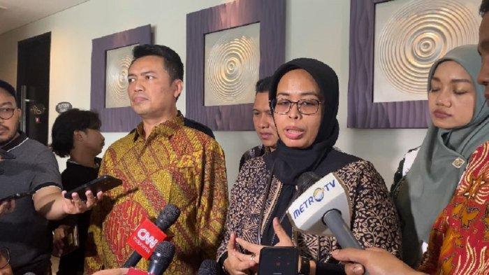 Ketua Divisi Teknis Penyelenggara, Adi Saputro - Ketua KPU Jawa Barat, Ummi Wahyuni di Holiday Inn, Minggu (22/9/2024) sore.