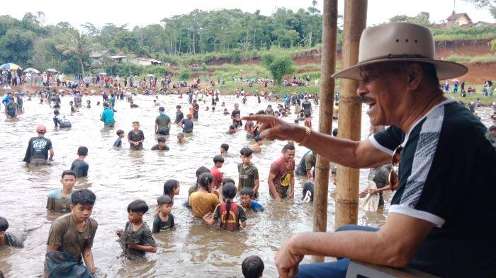 Seribuan warga di Dusun Ciluluk, Desa Margajaya, Kecamatan Tanjungsari, Kabupaten Sumedang, gembira menyambut Ramadhan dengan ngagogo lauk di kolam milik bos Persib Bandung Umuh Muchtar, Minggu (10/3/2024).
